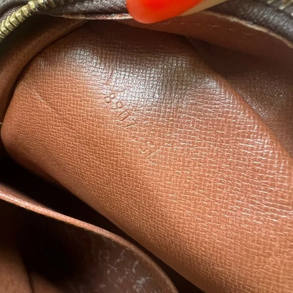 Louis Vuitton Danube MM Crossbody - Picture 12 of 15